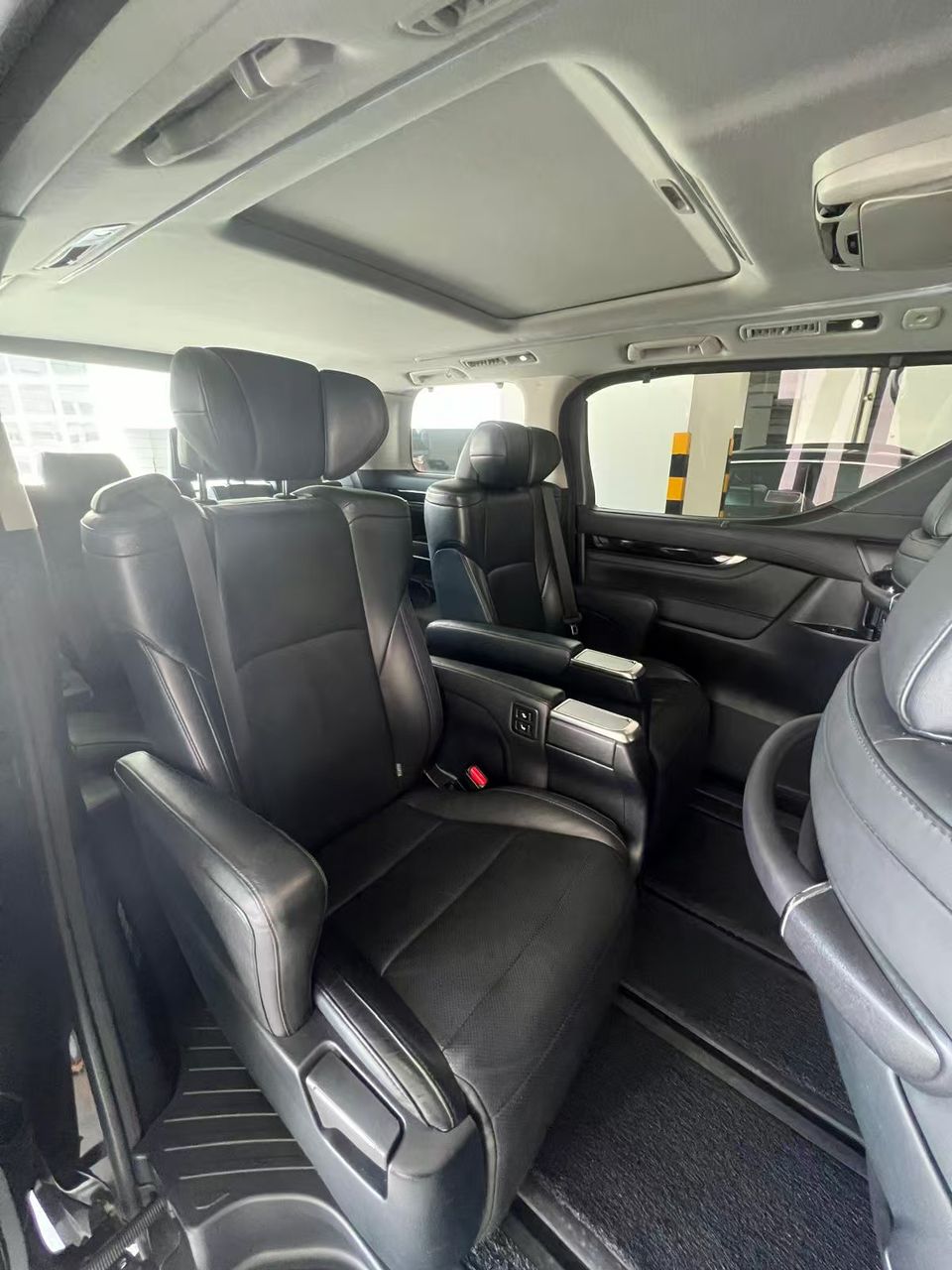 Toyota Vellfire view 3